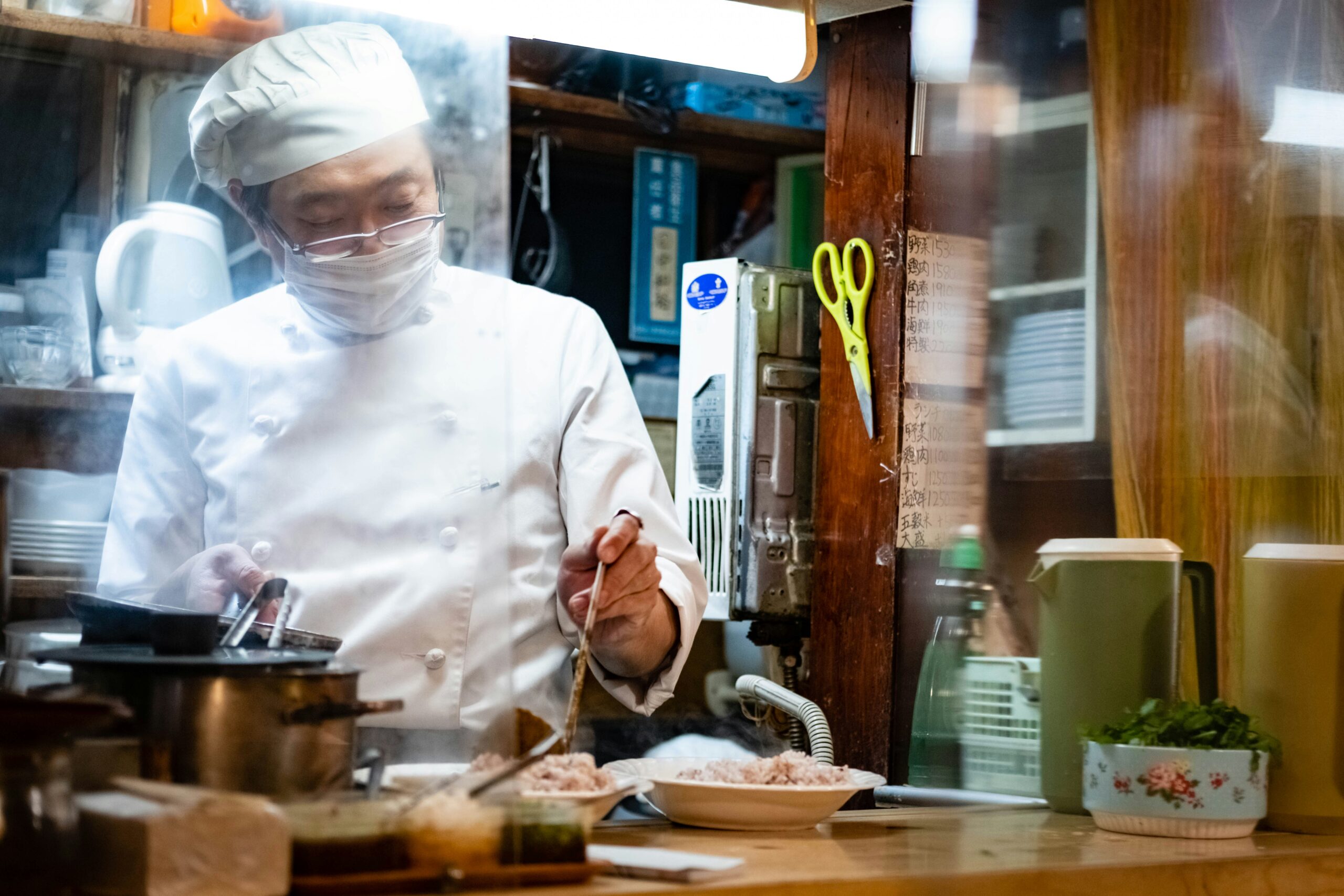 Đầu bếp Nhật chuẩn bị canh miso tại Tokyo