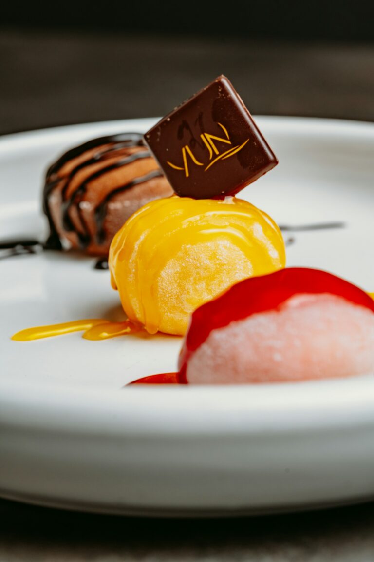 Mâm bánh mọi Nhật Bản wagashi và mochi truyền thống