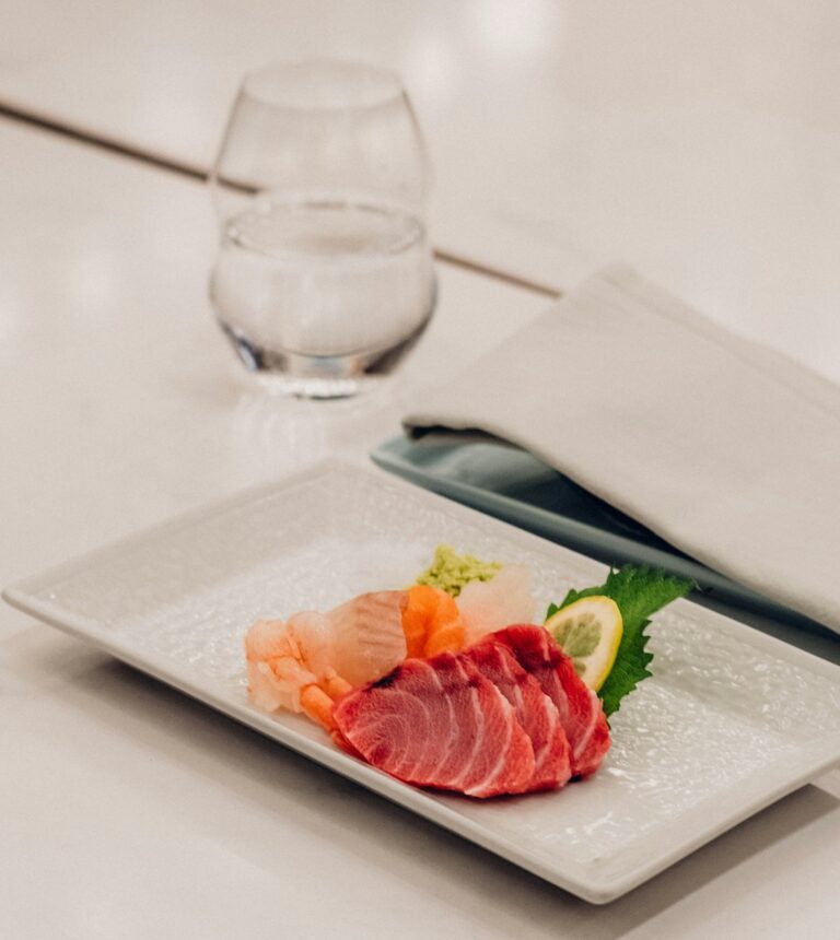 Sashimi hải sản Nhật Bản gồm cá ngừ, cá hồi và tôm tươi