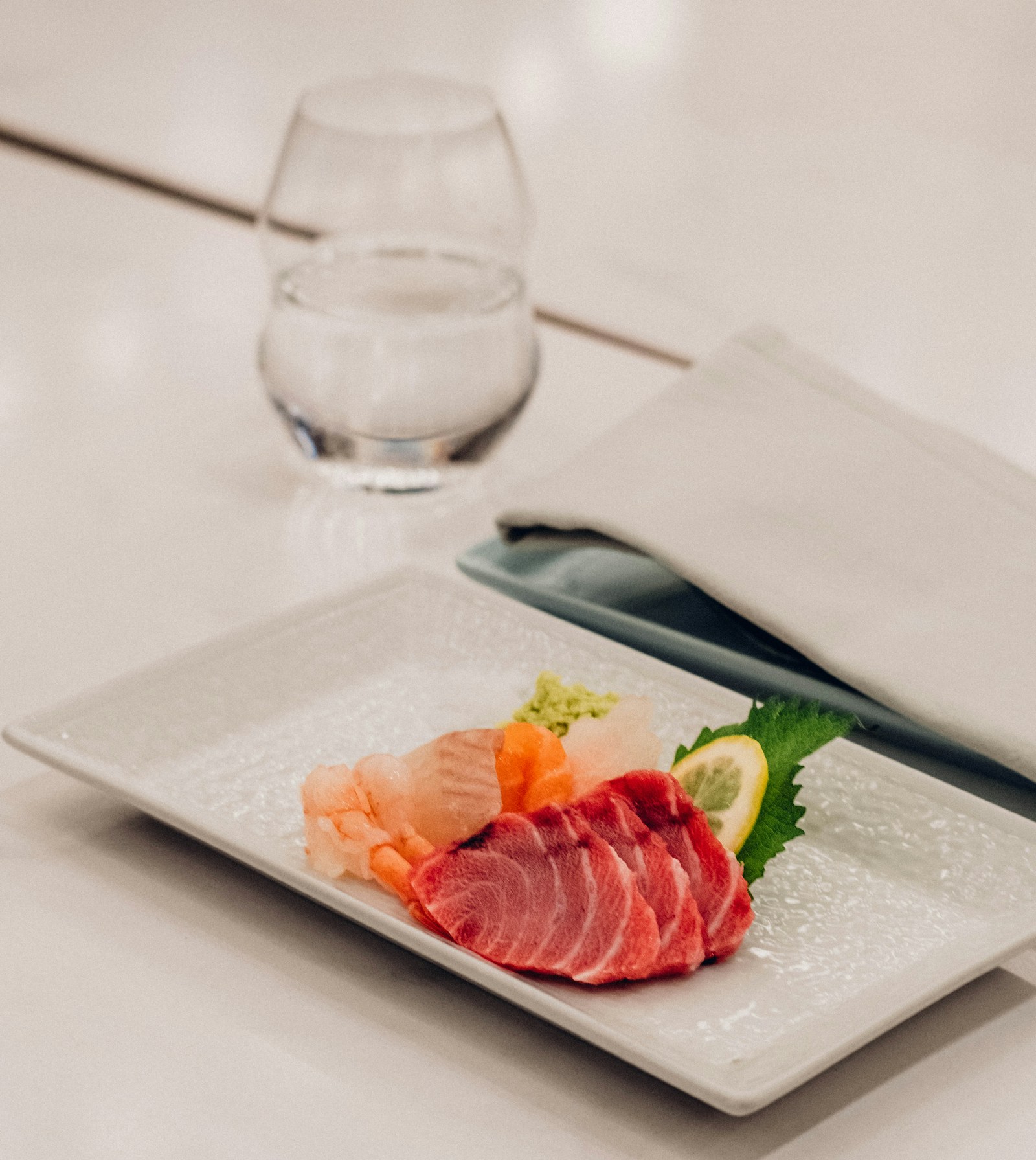 Sashimi hải sản Nhật Bản gồm cá ngừ, cá hồi và tôm tươi