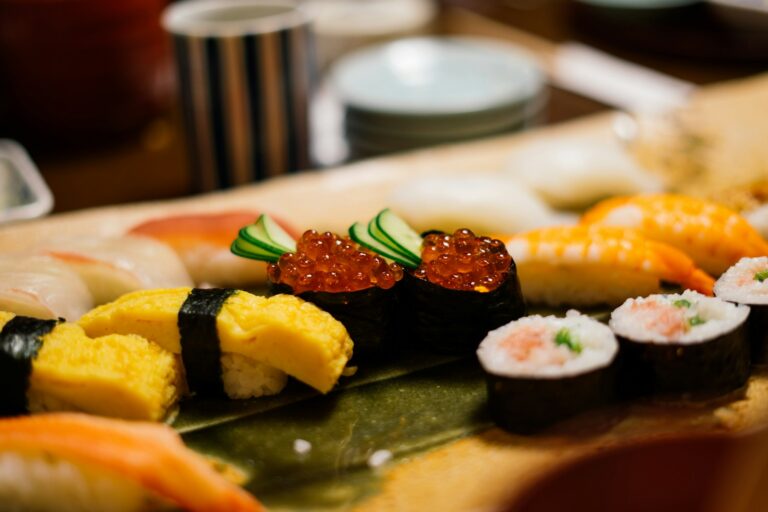 Sushi Nhật Bản ngon tươi đa dạng trên đĩa gỗ