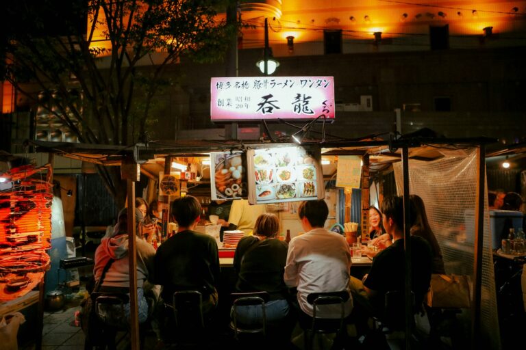 Nhà hàng ramen ngoài trời ban đêm tại Nhật Bản