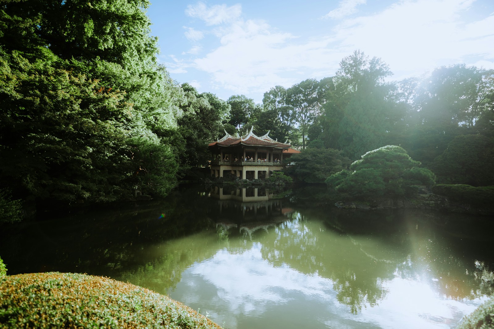 Ao với tạ trong vườn Shinjuku Gyoen Tokyo theo phong cách Nhật Bản