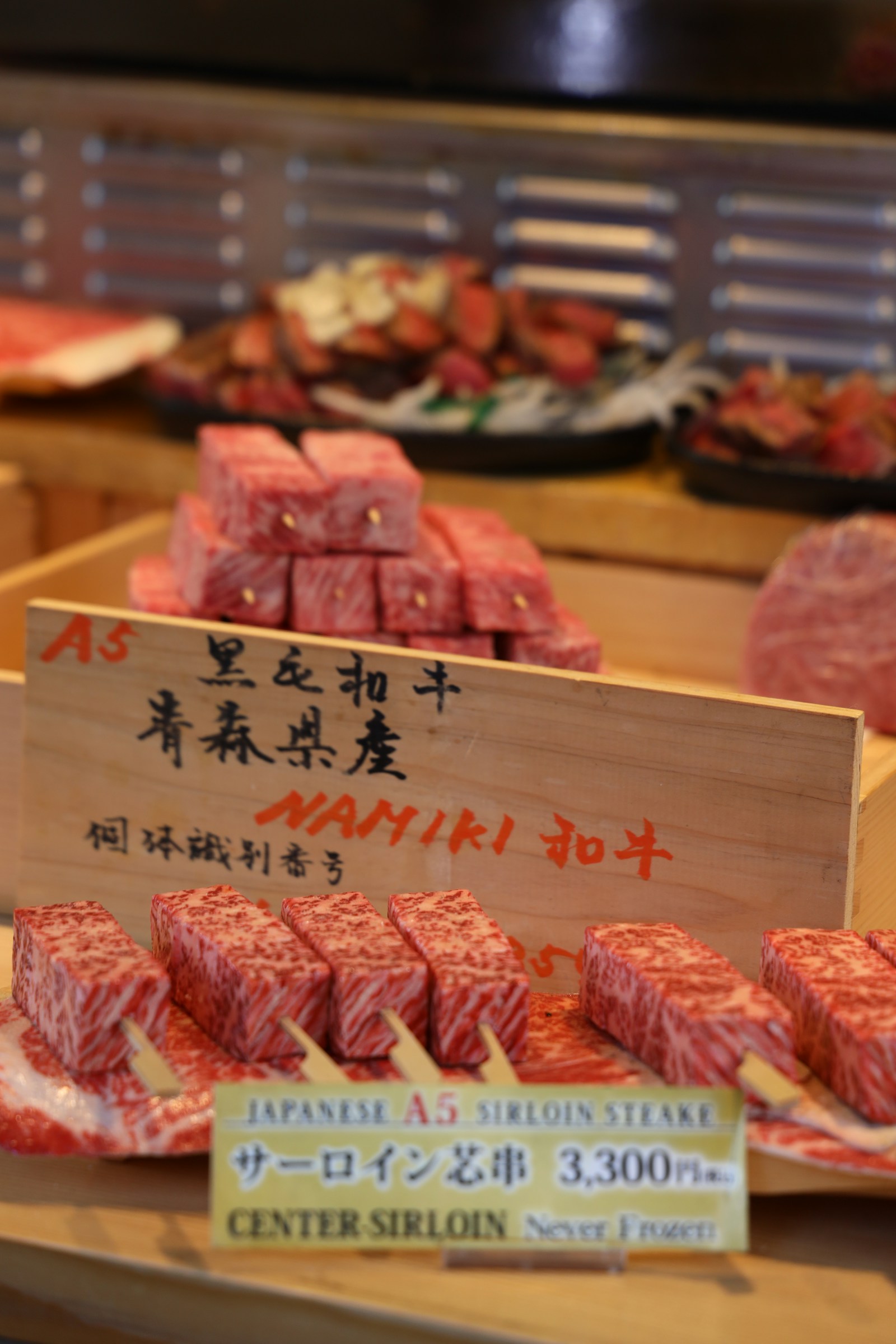 Thịt bò A5 Wagyu thái miếng cho lẩu sukiyaki Nhật Bản