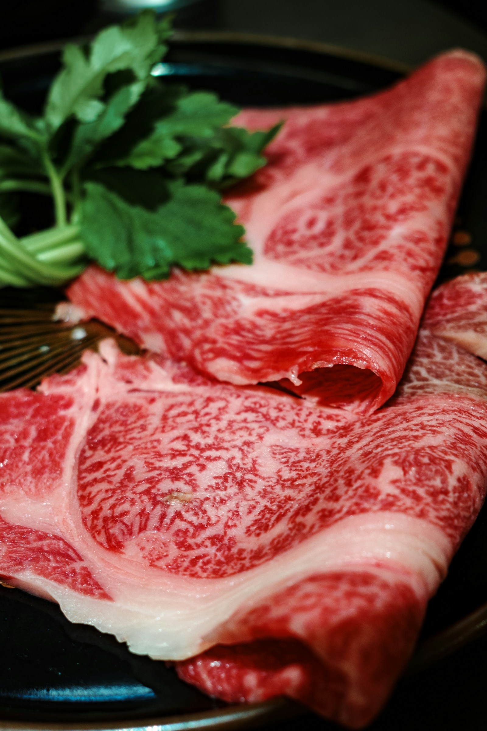 Thịt bò Wagyu vân mỡ thái mỏng chuẩn bị cho shabu-shabu