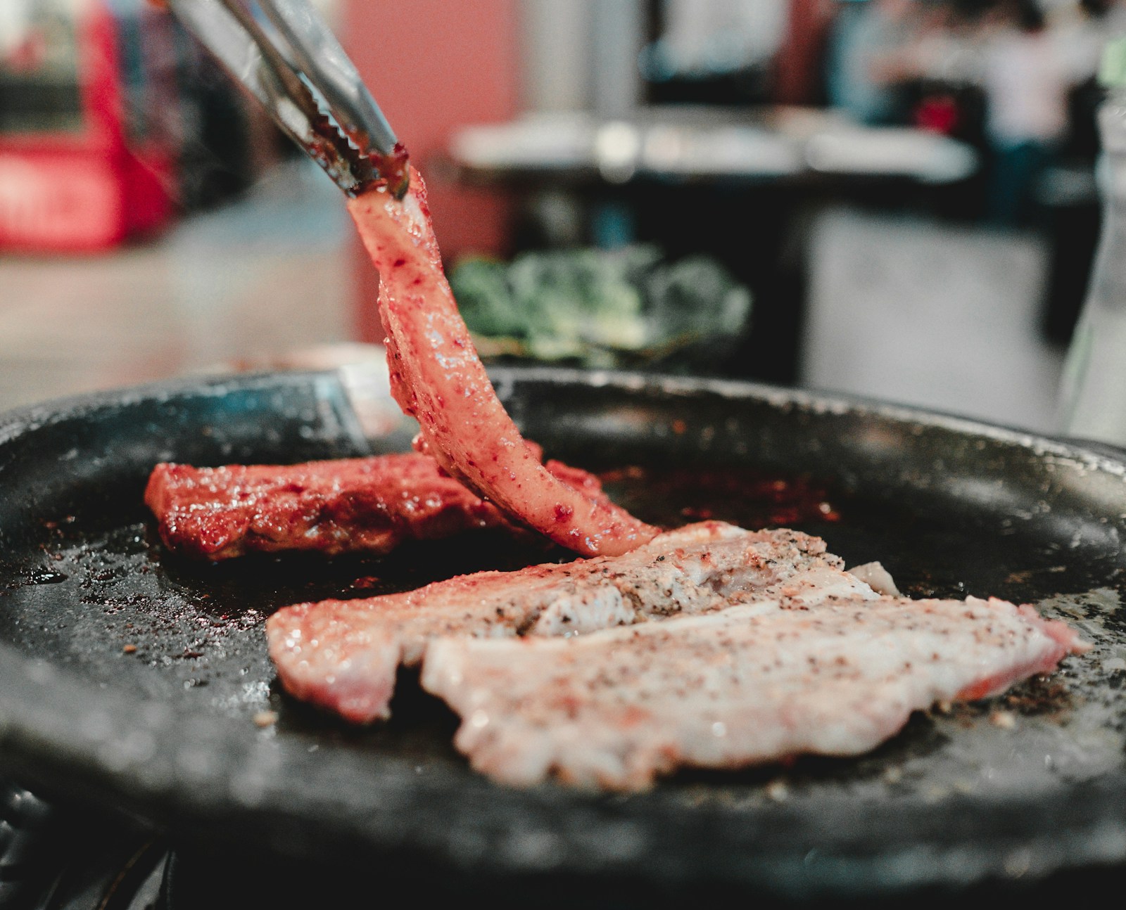 Bàn tiệc yakiniku Nhật Bản với nhiều loại thịt và rau củ tươi ngon