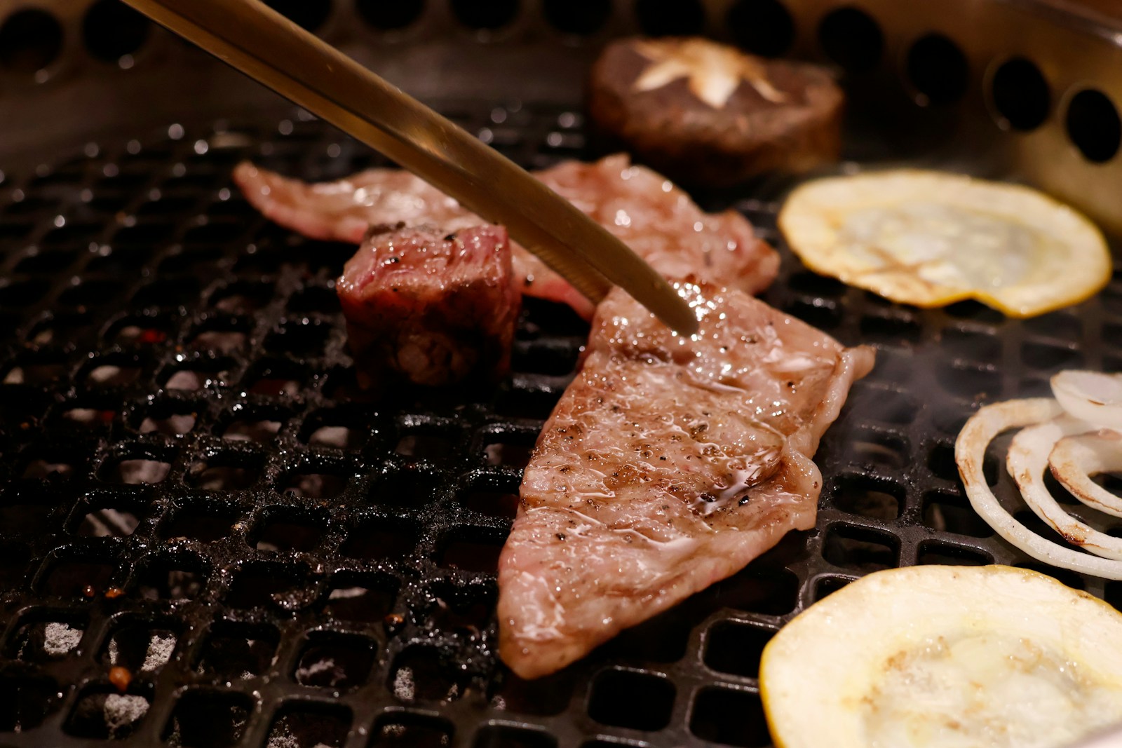 Thịt và rau nướng trên bếp yakiniku Nhật Bản