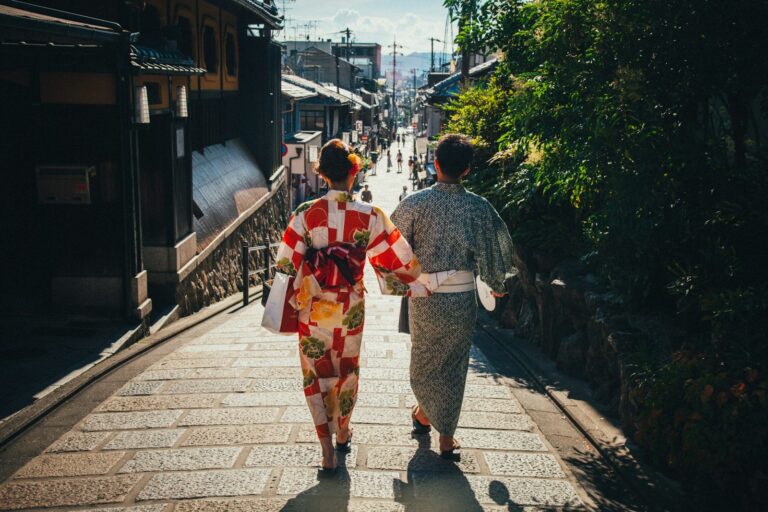 Cặp đôi mặc yukata đi dạo trên đường phố Nhật Bản - trải nghiệm lễ hội mùa hè