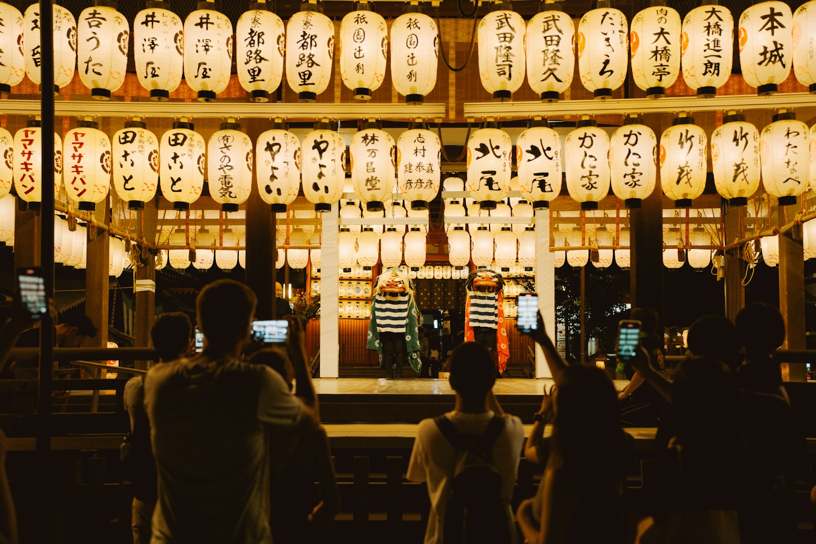 Du khách ngắm đèn lồng Nhật Bản ban đêm Kyoto