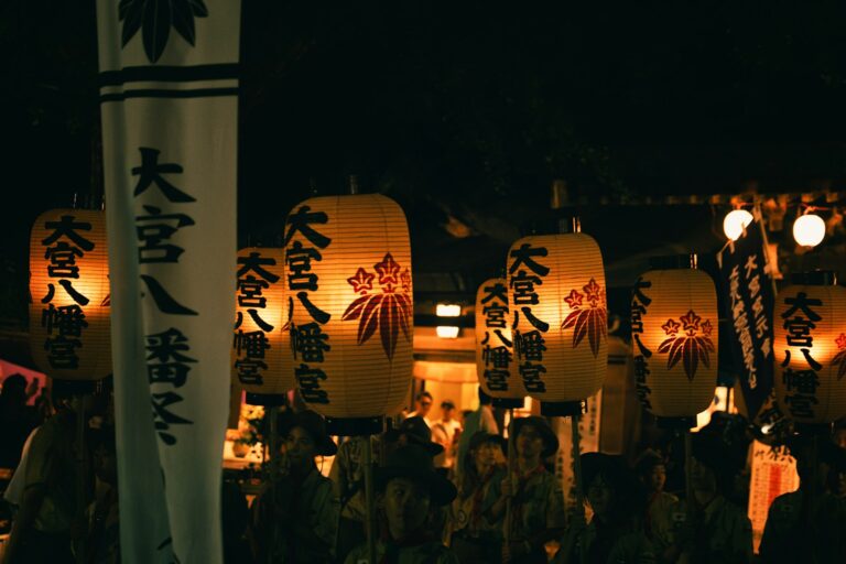 Đèn lồng Nhật Bản soi sáng buổi tối matsuri lễ hội mùa thu