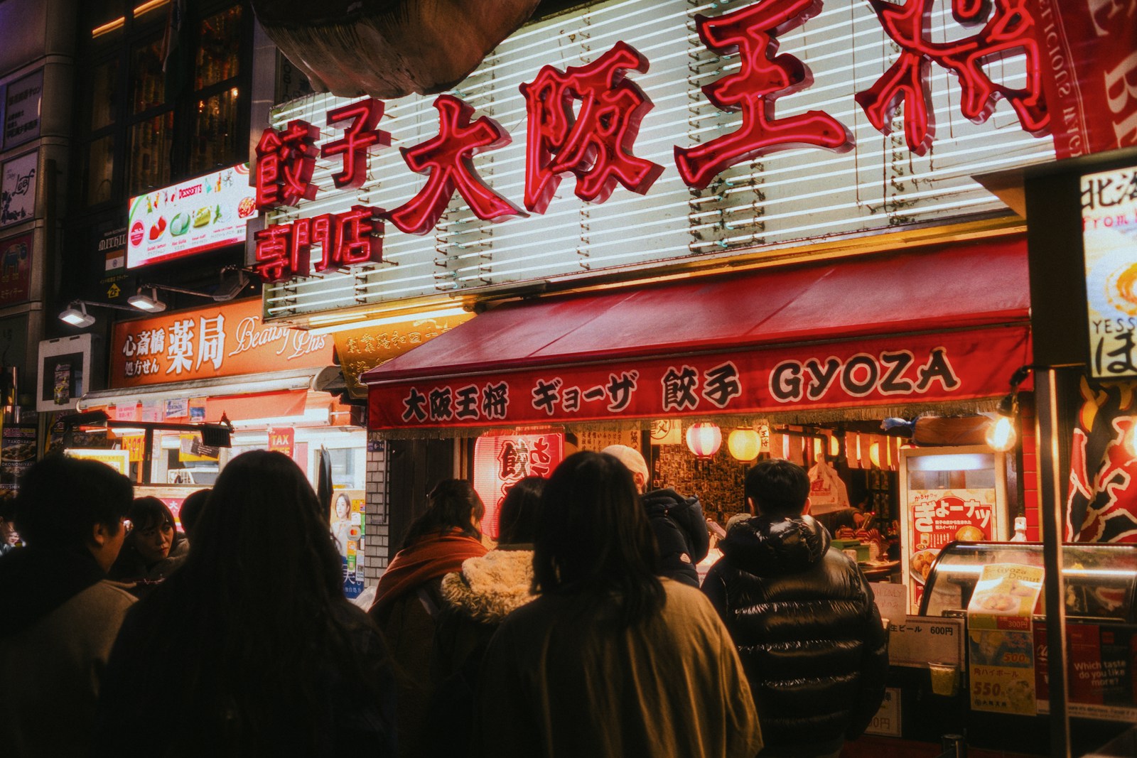 Hàng dài thực khách xếp hàng trước gánh hàng yatai địa phương Nhật Bản
