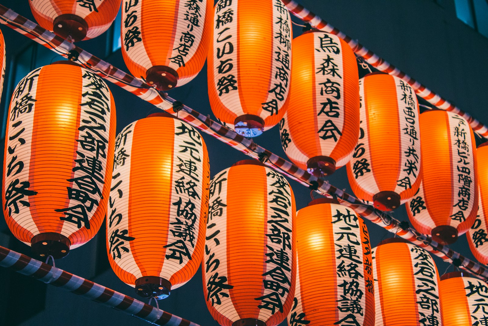 Đèn lồng giấy màu cam trong lễ hội Obon Nhật Bản