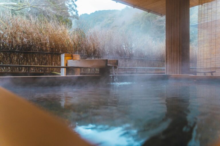 Onsen ngoài trời tại Hakone Nhật Bản nhìn ra núi và hồ
