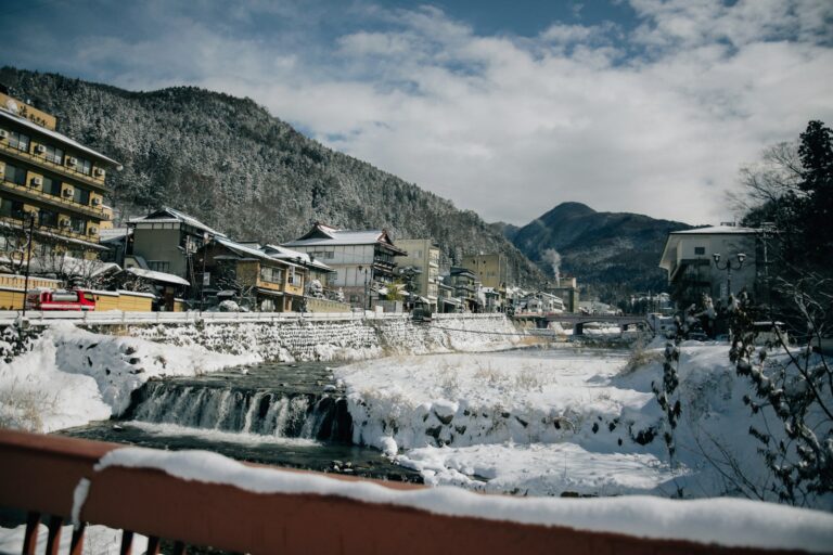 Khu onsen Hokkaido Nhật Bản vào mùa đông tuyết rơi trắng xóa