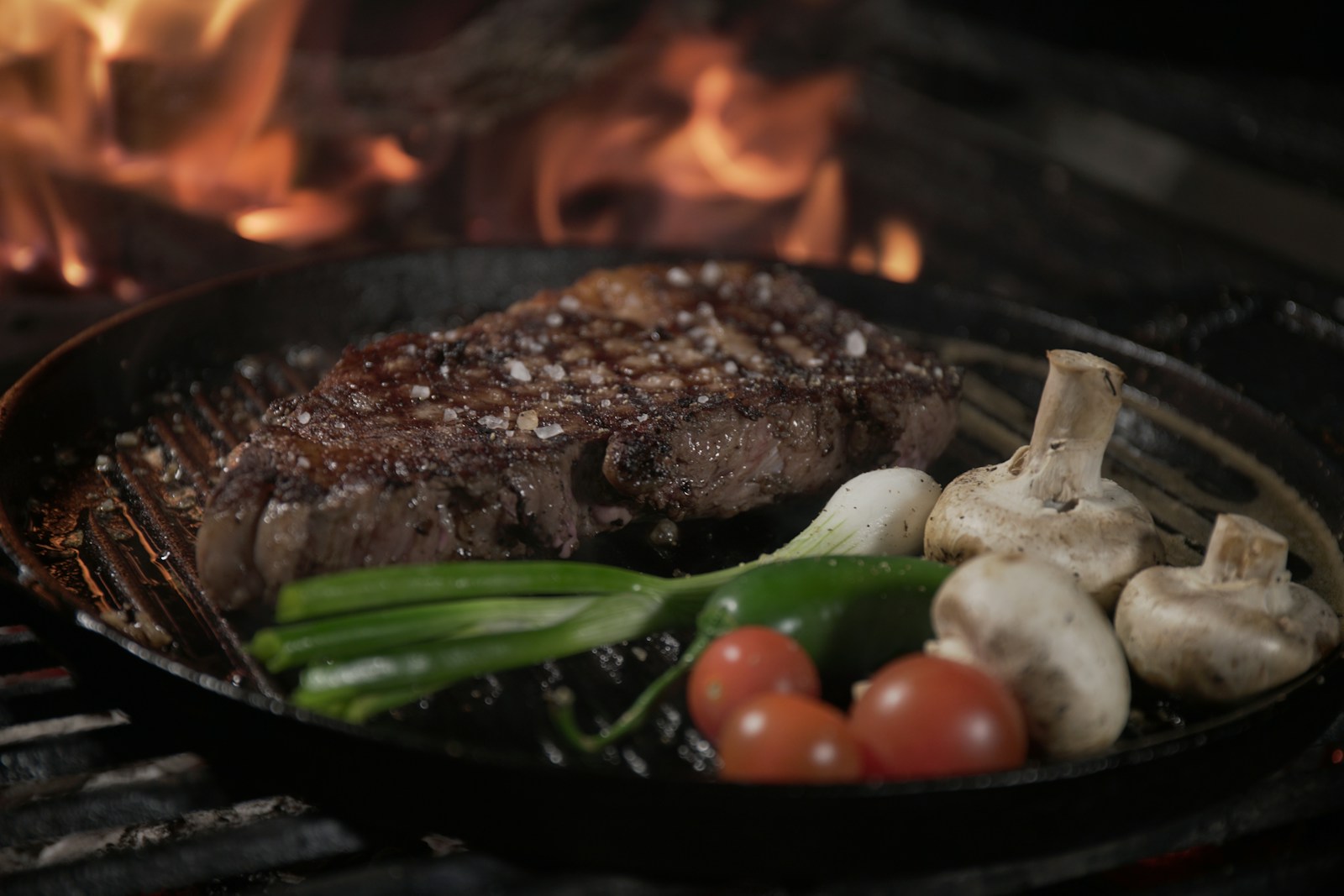 Bít tết wagyu Kobe nướng trên than hoa Nhật Bản