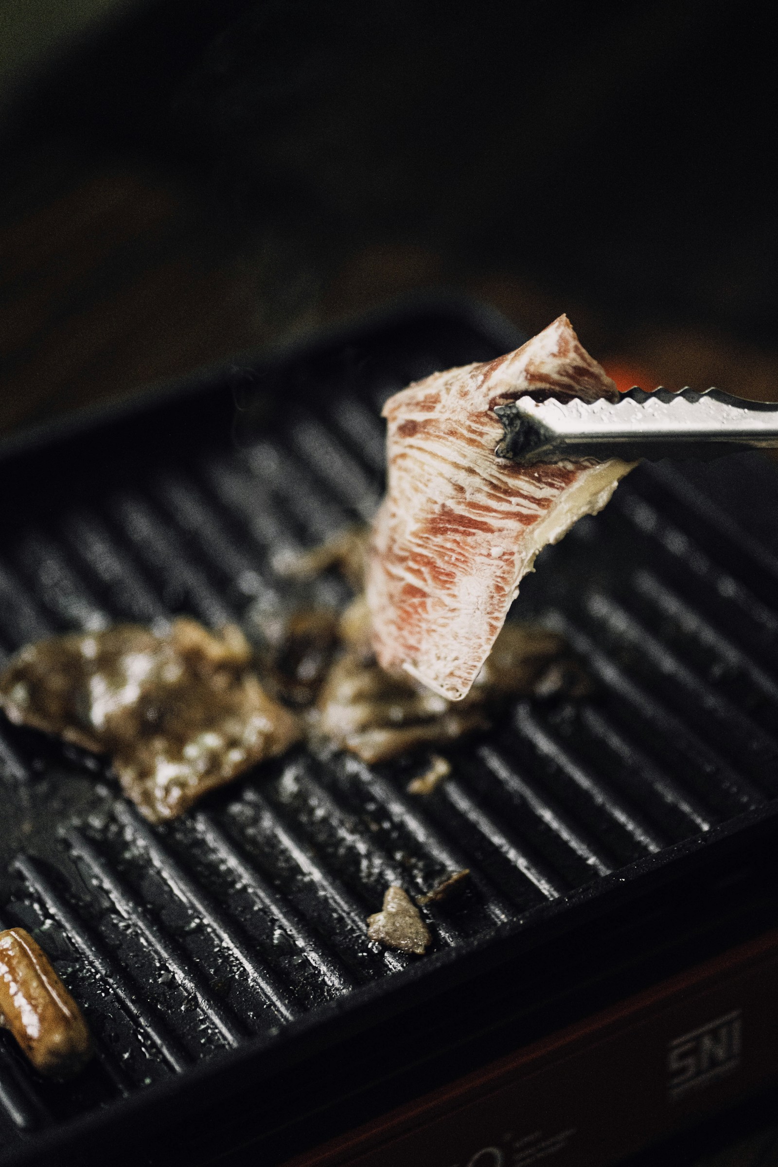 Nướng thịt bò wagyu trên bếp than tại nhà hàng Osaka Nhật Bản