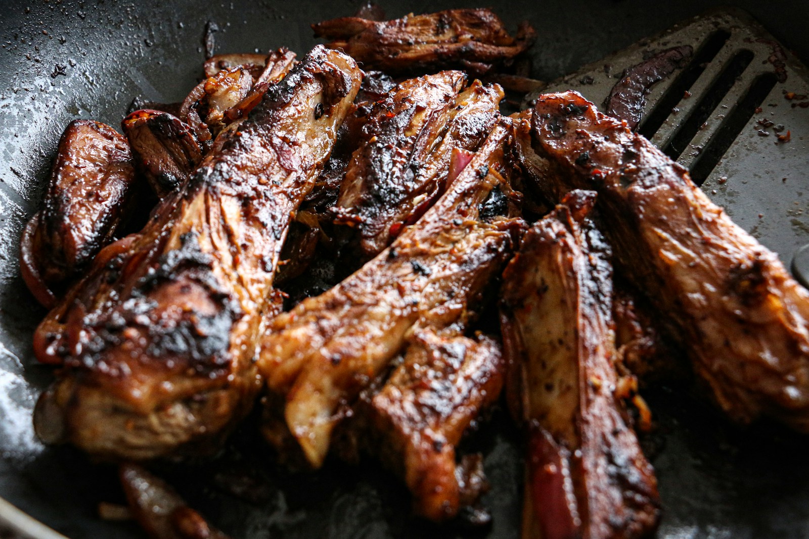 Đĩa thịt nướng yakiniku đa dạng với sốt tare Nhật Bản