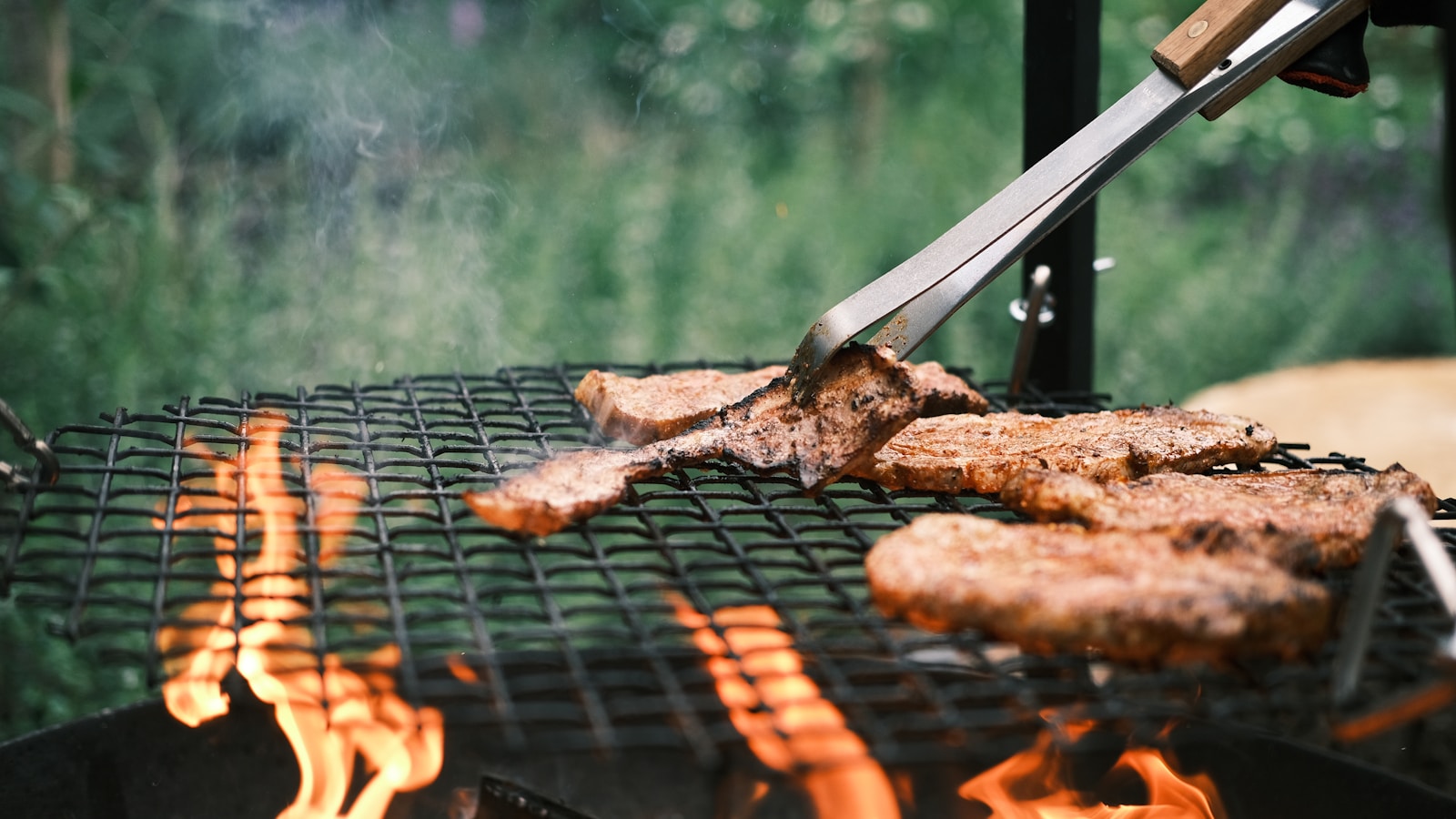 Thịt bò yakiniku nướng trên than hoa